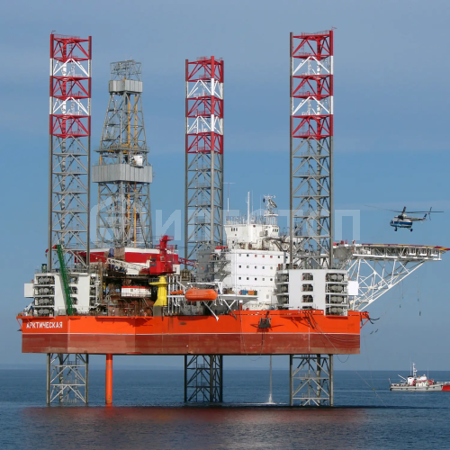 Бурильщик плавучего бурильного агрегата в море